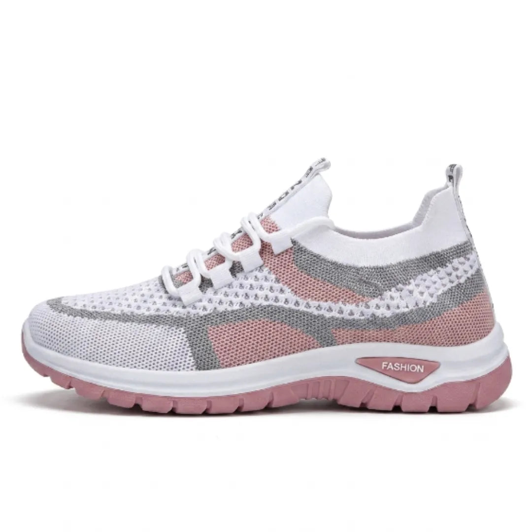 Zijaanzicht van een witte mesh sneaker met roze zool en grijze accenten, op een witte achtergrond. 19