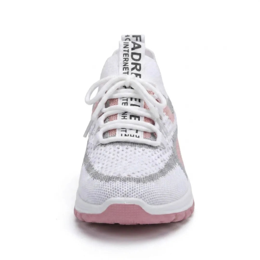 Voorkant van de witte mesh sneaker met gekruiste veters, grijze en roze accenten en brede neus. 26