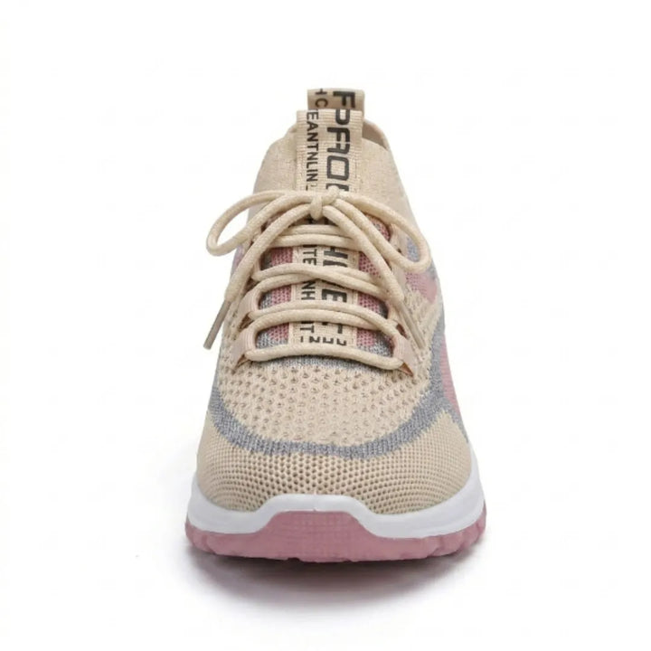 Voorkant van de beige mesh sneaker met gekruiste veters, grijze en roze accenten en brede neus. 35