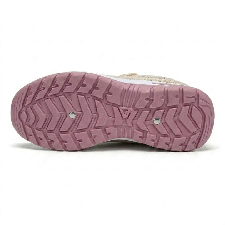 Onderkant van de roze loopzool van de beige sneaker met diep profiel voor grip en twee metalen nagelkopjes. 36
