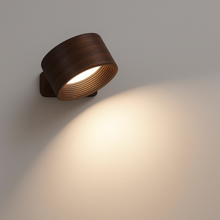 Wandlamp in donker walnootkleurig hout met gegroefde binnenkant die een warme lichtcirkel op de muur werpt. 4