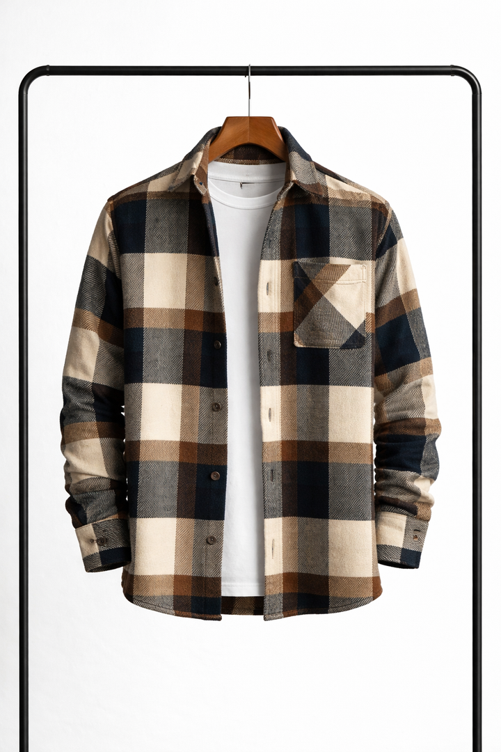 Overhemdjack met bruin, beige en donkerblauw ruitpatroon aan een houten kleerhanger, open over een wit t-shirt, met borstzak. 5