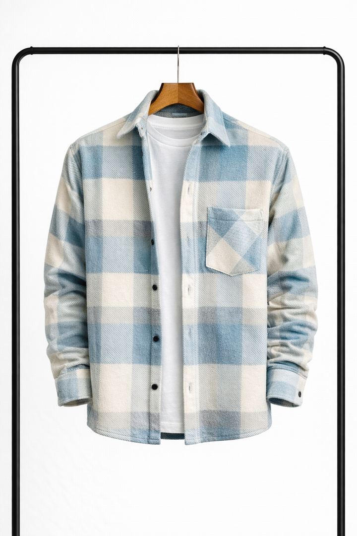 Lichtblauw en crème geruit overhemdjack aan een houten kleerhanger, open gedragen over een wit t-shirt, met borstzak, voorkant. 1