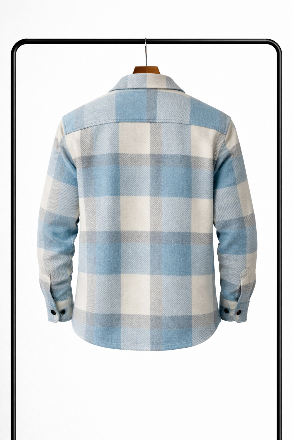 Achterkant van het lichtblauw met crème geruite overhemdjack aan een houten kleerhanger, met schouderpas en knoopmanchetten. 2