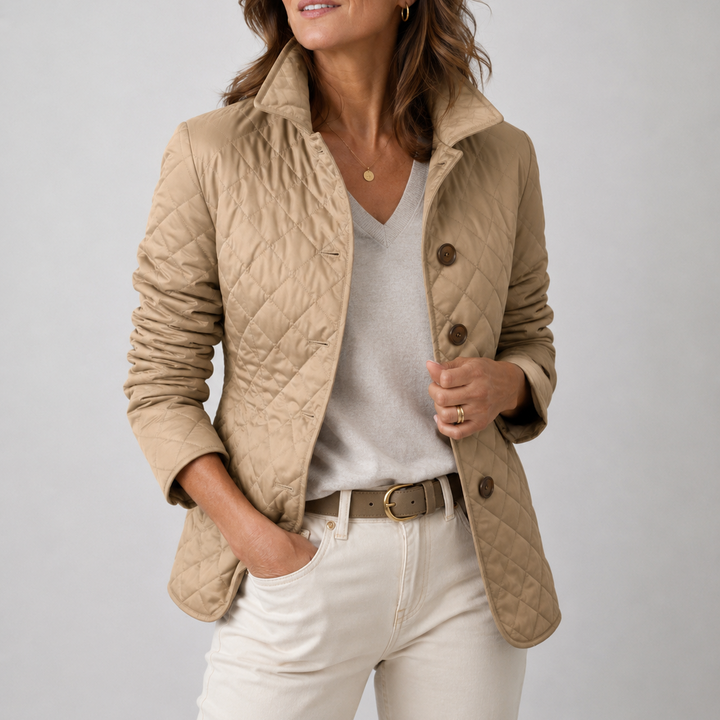 Beige gewatteerd jack met ruitsteek, gedragen met lichtgrijze trui, beige jeans en bruine riem 1