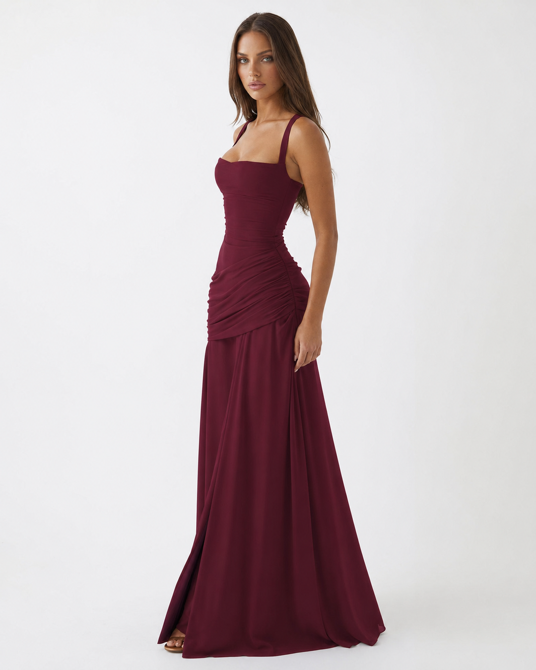 Bordeauxrode maxijurk in driekwartaanzicht op het model, met brede bandjes en soepel vallende chiffon rok. 18