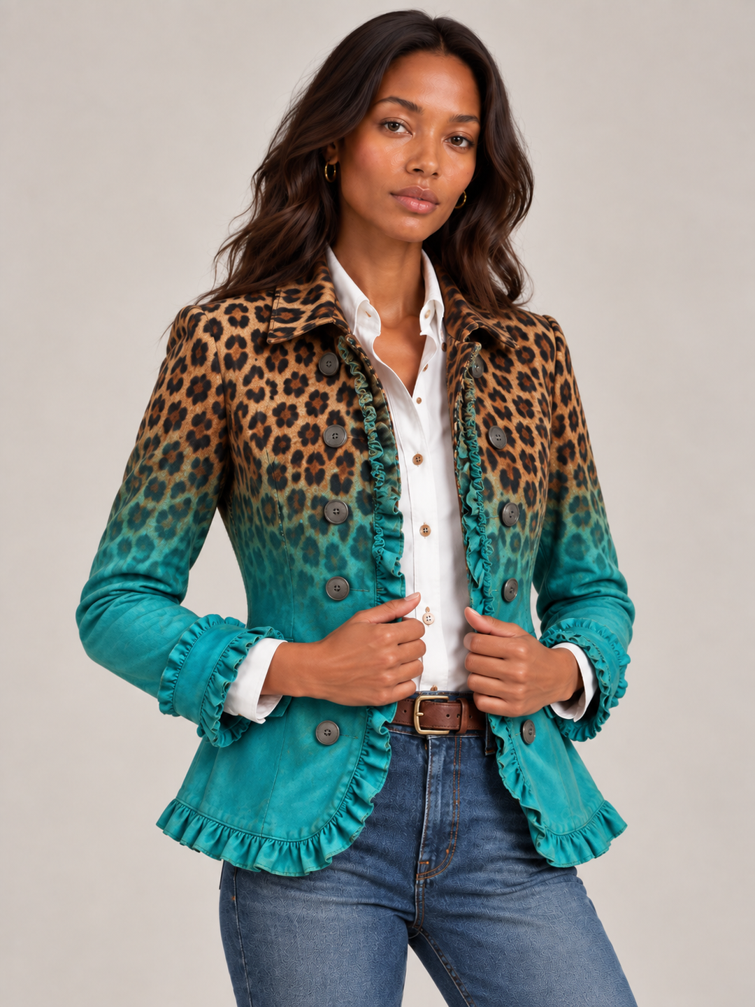 Model houdt de revers van de turquoise luipaardblazer vast, waardoor de volants en de dubbele knopenrij van dichtbij zichtbaar zijn. 4
