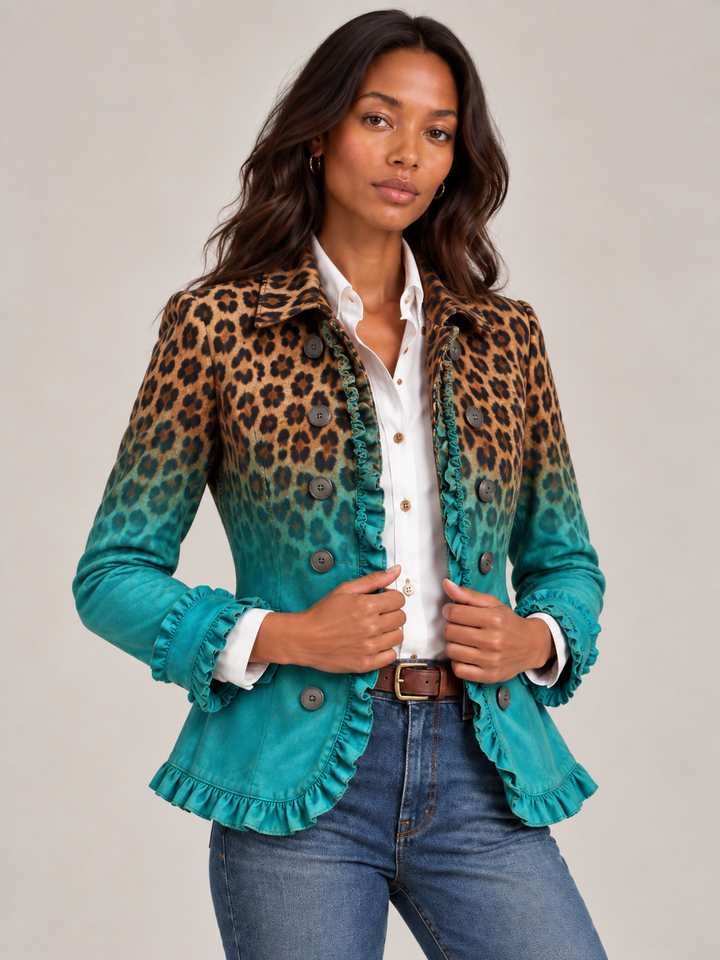 Model houdt de revers van de turquoise luipaardblazer vast, waardoor de volants en de dubbele knopenrij van dichtbij zichtbaar zijn. 4