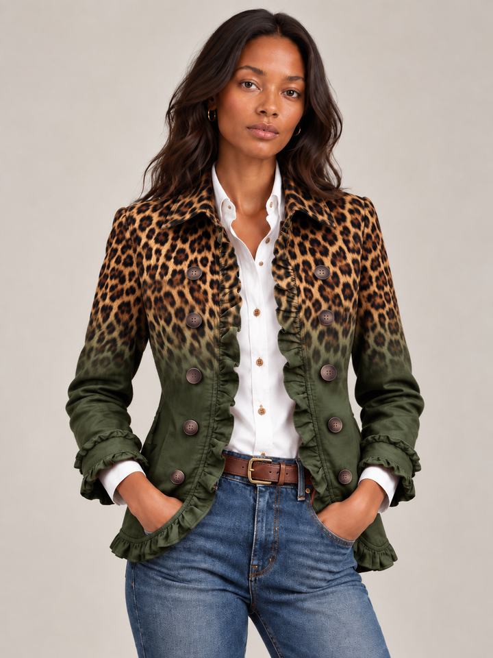 Close-up van de blazer met luipaardprint in kleurverloop naar donkergroen, met volants en knopen, gedragen over een witte blouse. 5