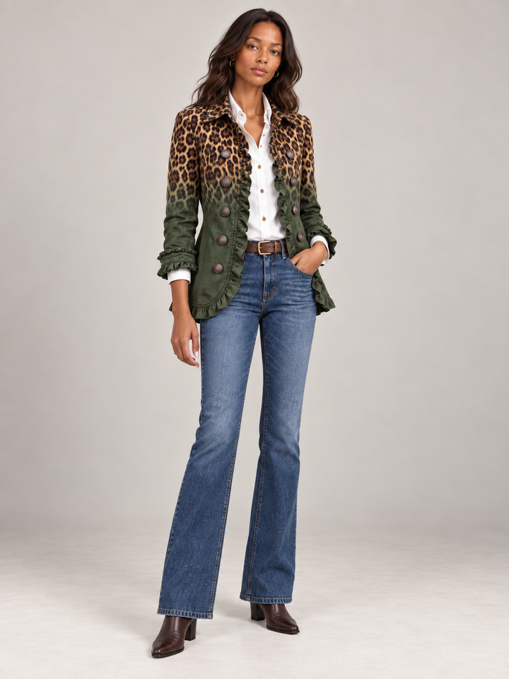Model in volledige outfit met de groene luipaardblazer met volants, witte blouse, riem, flared jeans en bruine laarsjes. 6