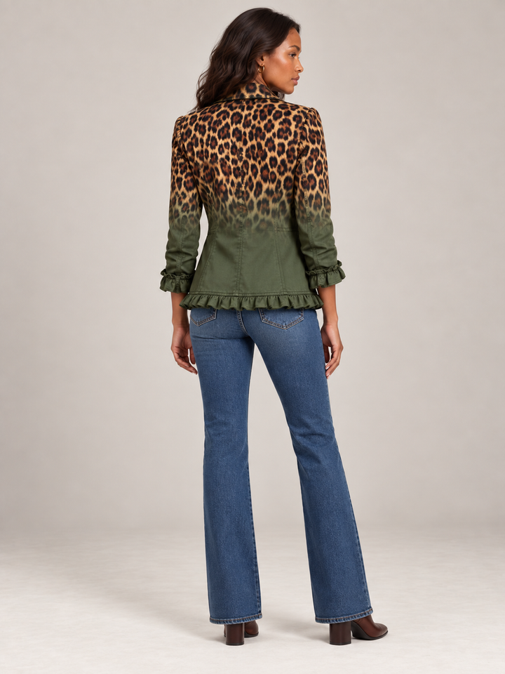 Achterkant van de groene blazer met luipaardprint in kleurverloop, met volantrand onderaan en volants aan de mouwen. 7