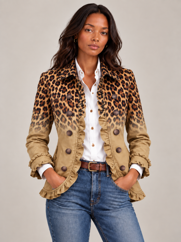 Close-up van de blazer met luipaardprint in kleurverloop naar zandbeige, met volants en dubbele knopenrij, over witte blouse. 8