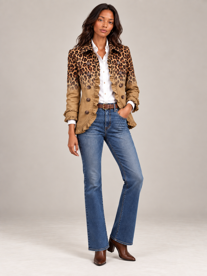 Model in volledige outfit met de beige luipaardblazer met volants, witte blouse, riem, flared jeans en bruine laarsjes. 9