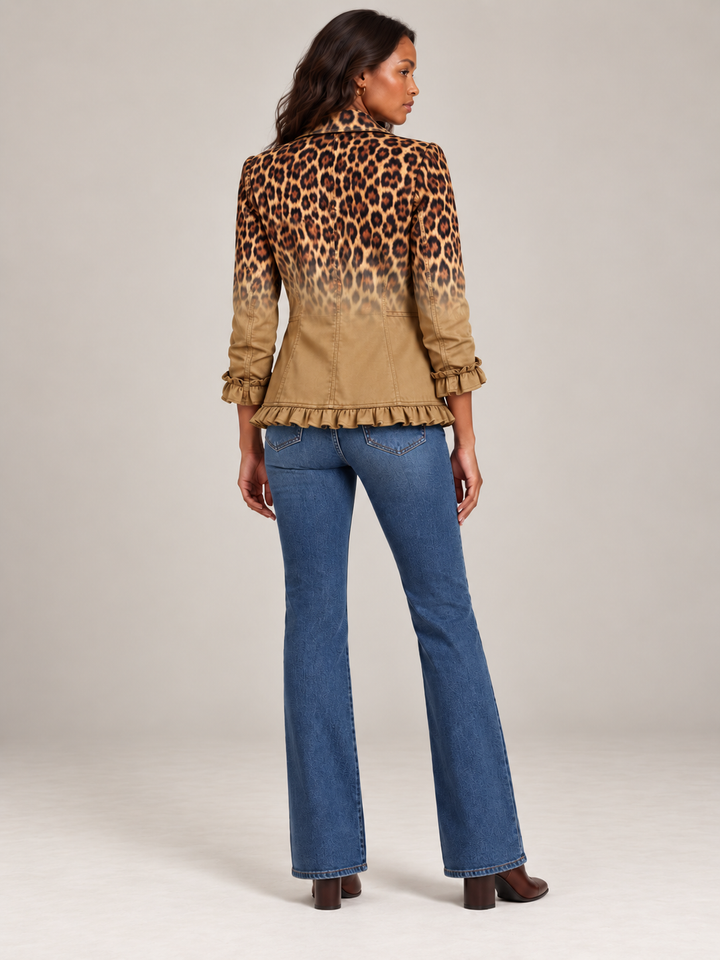 Achterkant van de beige blazer met luipaardprint in kleurverloop, met volantrand aan de onderzijde en aan de mouwen. 10