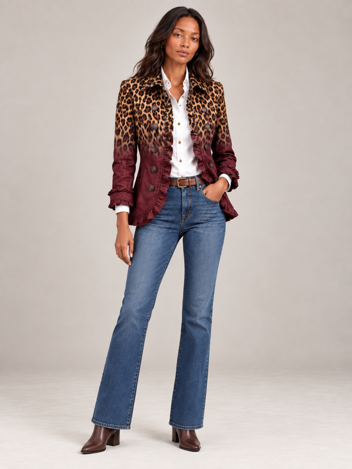 Model in volledige outfit met de bordeauxrode luipaardblazer met volants, witte blouse, riem, flared jeans en bruine laarsjes. 12
