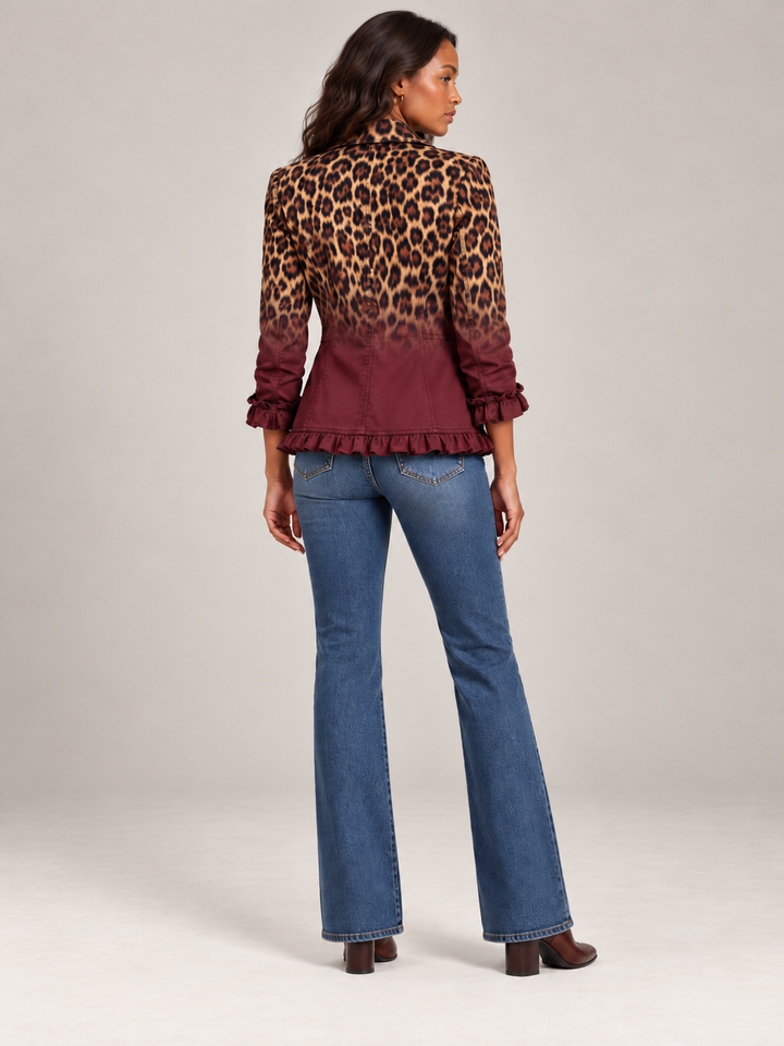 Achterkant van de bordeauxrode blazer met luipaardprint in kleurverloop, met volantrand onderaan en volants aan de mouwboorden. 13