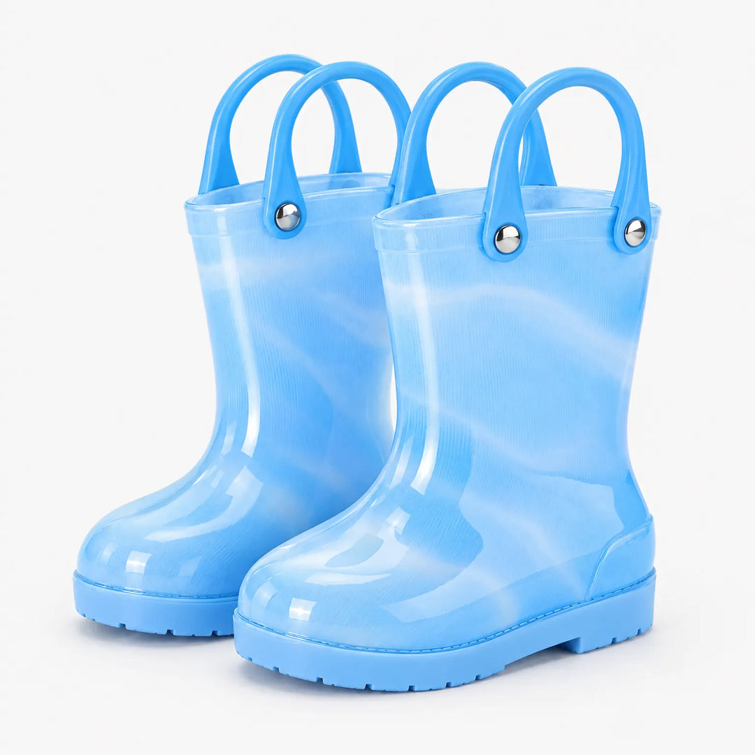 Paar lichtblauwe marmerachtige regenlaarzen met blauwe handvatten, zonder strik, met blauwe zool, voorzijde schuin. 11