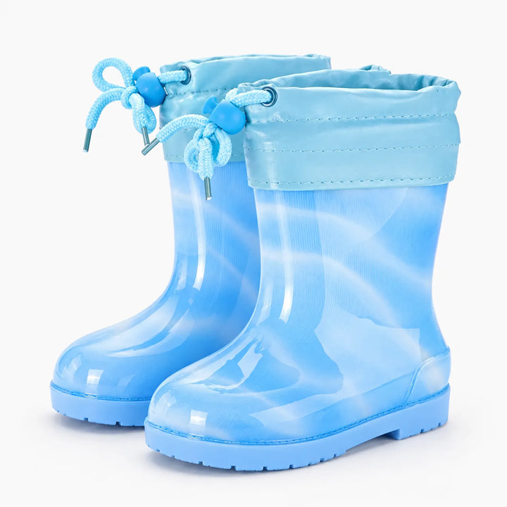 Paar lichtblauwe regenlaarzen met lichtblauwe stoffen schachtrand, trekkoord met stopper en blauwe zool. 13