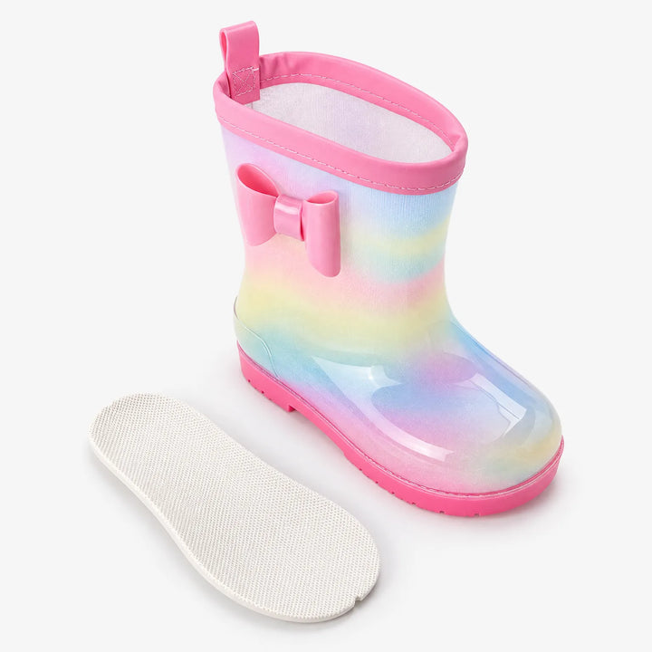 Pastelregenboogkleurige laars met roze strik en trekband, met de witte uitneembare binnenzool ernaast op witte achtergrond. 4