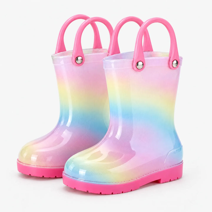 Paar regenlaarzen met zachte pastelregenboogverloop en roze handvatten met zilverkleurige klinknagels, zonder strik, op witte achtergrond. 8