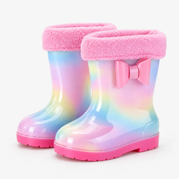 Paar regenboogkleurige laarzen met roze strik en een dikke roze pluchen rand aan de schacht. 9