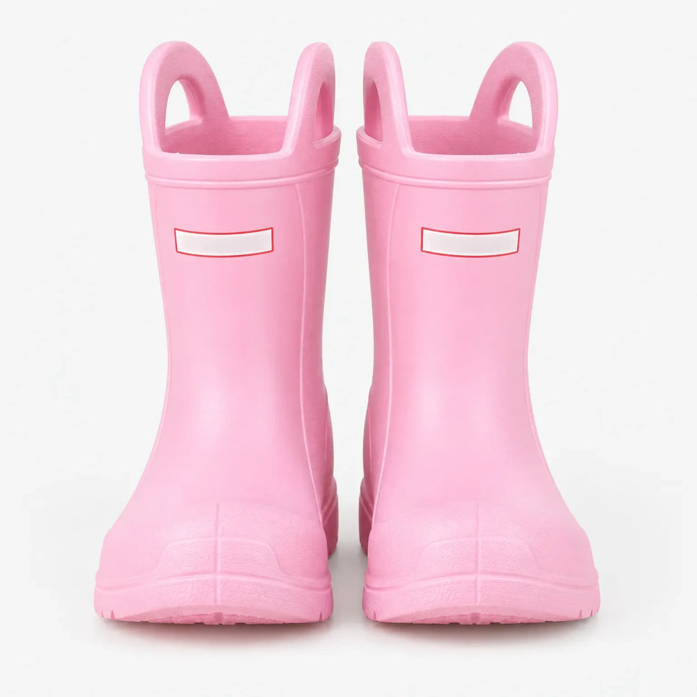 Roze regenlaarzen met twee handvatten bovenaan, van voren gezien op een witte achtergrond. 2