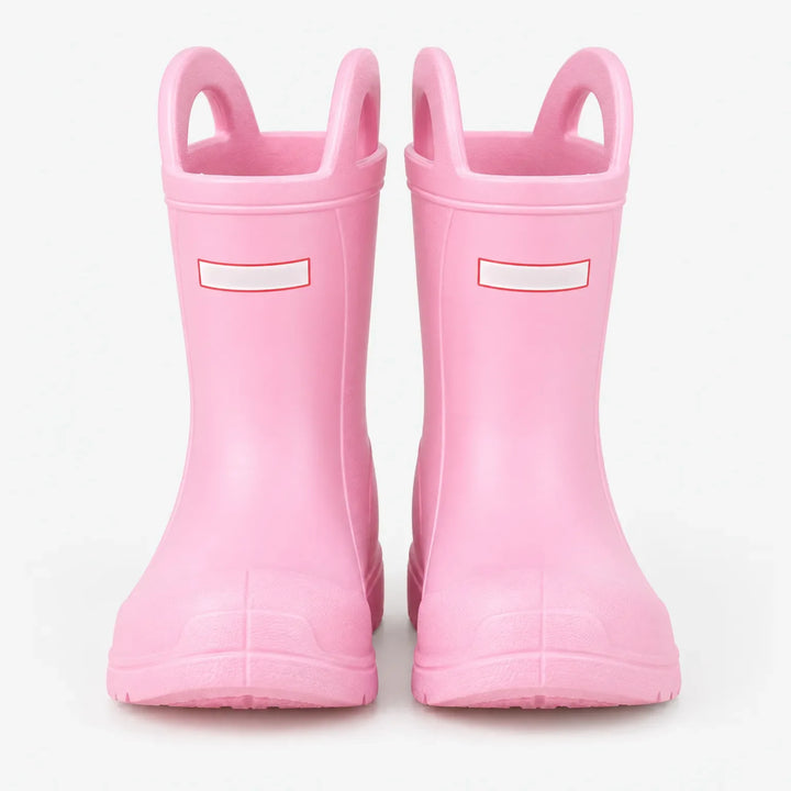 Roze regenlaarzen met twee handvatten bovenaan, van voren gezien op een witte achtergrond. 2