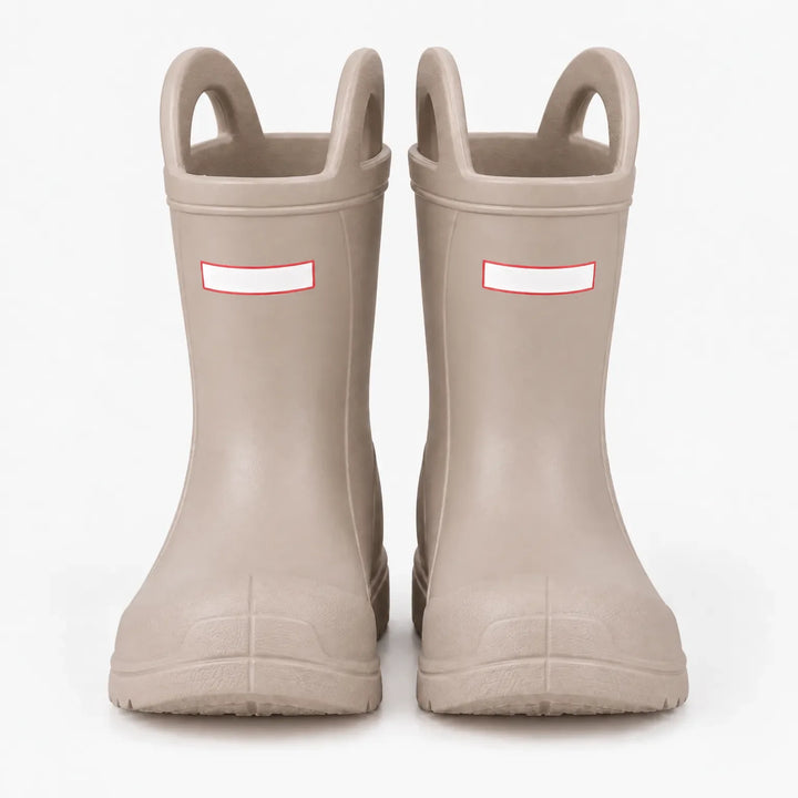 Beige regenlaarzen met twee handvatten, recht van voren gezien op een witte achtergrond. 7