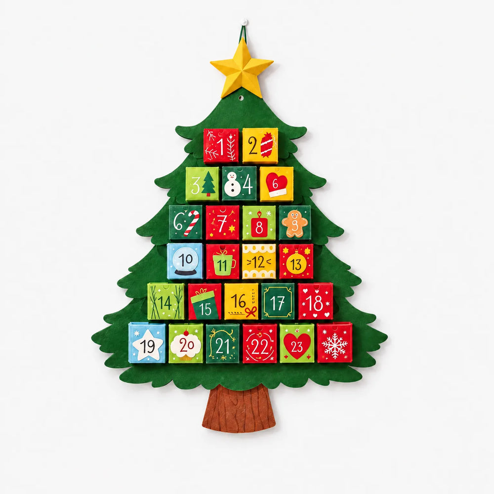 Voorkant van de vilten kerstboom met 24 genummerde, kleurrijke vakjes en een gele ster, op een witte achtergrond. 2