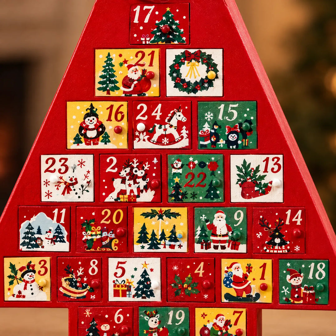 Close-up van de houten laatjes met kleine knopjes, beschilderd met kerstmannen, sneeuwpoppen, een hobbelpaard en een krans, met de nummers erop. 3