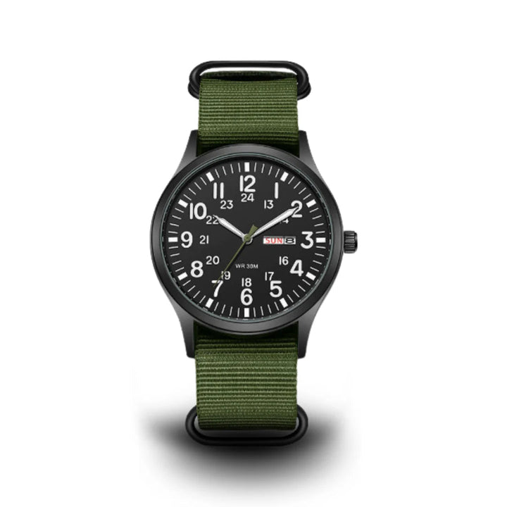 Vooraanzicht van het horloge met zwarte wijzerplaat, witte cijfers, 24-uursaanduiding en groene geweven stoffen band op witte achtergrond. 1