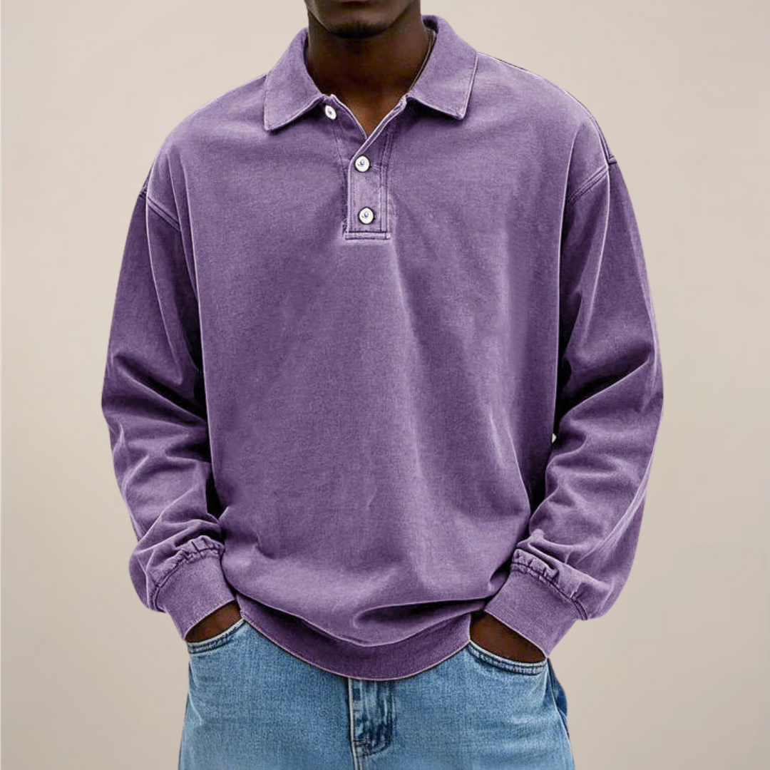 Model draagt het poloshirt in paars, voorkant met drie knopen en kraag, gecombineerd met een lichtblauwe spijkerbroek. 4