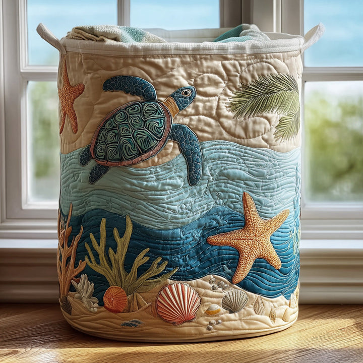 Gewatteerde ronde mand met geborduurde zeeschildpad, zeester en schelpen op een golvende blauwe zee, gevuld met handdoeken voor een raam. 1