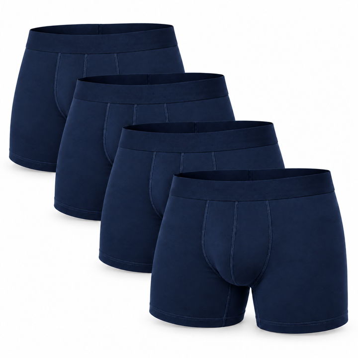 Set van vier donkerblauwe boxershorts, gestapeld en iets verschoven, vooraanzicht met nepsteek en brede tailleband. 3