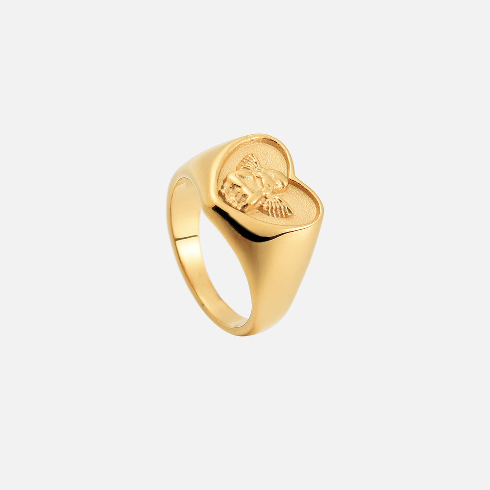 Dezelfde gouden hartring van boven en schuin gezien, met het engeltje in reliëf en de gladde ringband. 2