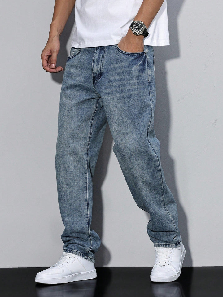 Blauwgrijs gewassen jeans gedragen door een model in wit t-shirt, schuin van voren met hand in de zak. 5