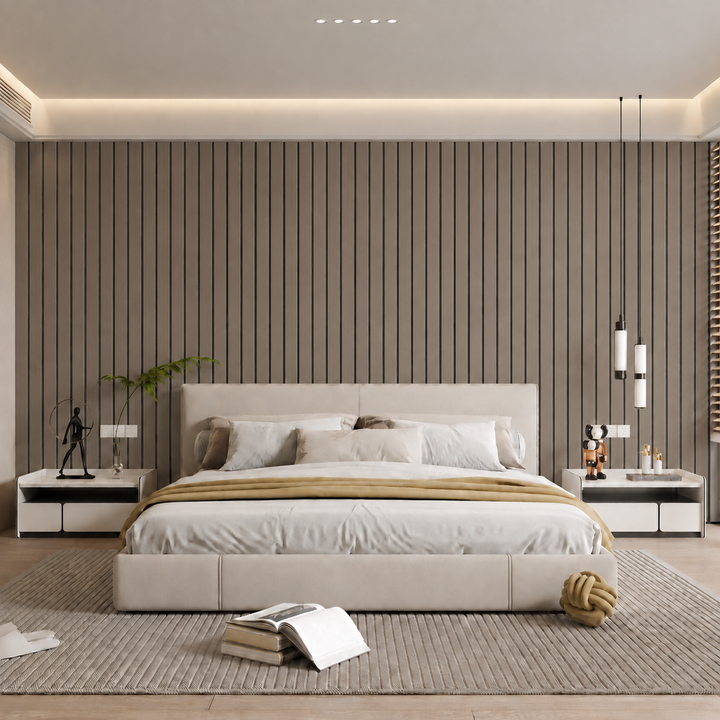 Slaapkamer met taupegrijs lattenpaneel als wand achter een bed met crème hoofdbord 24