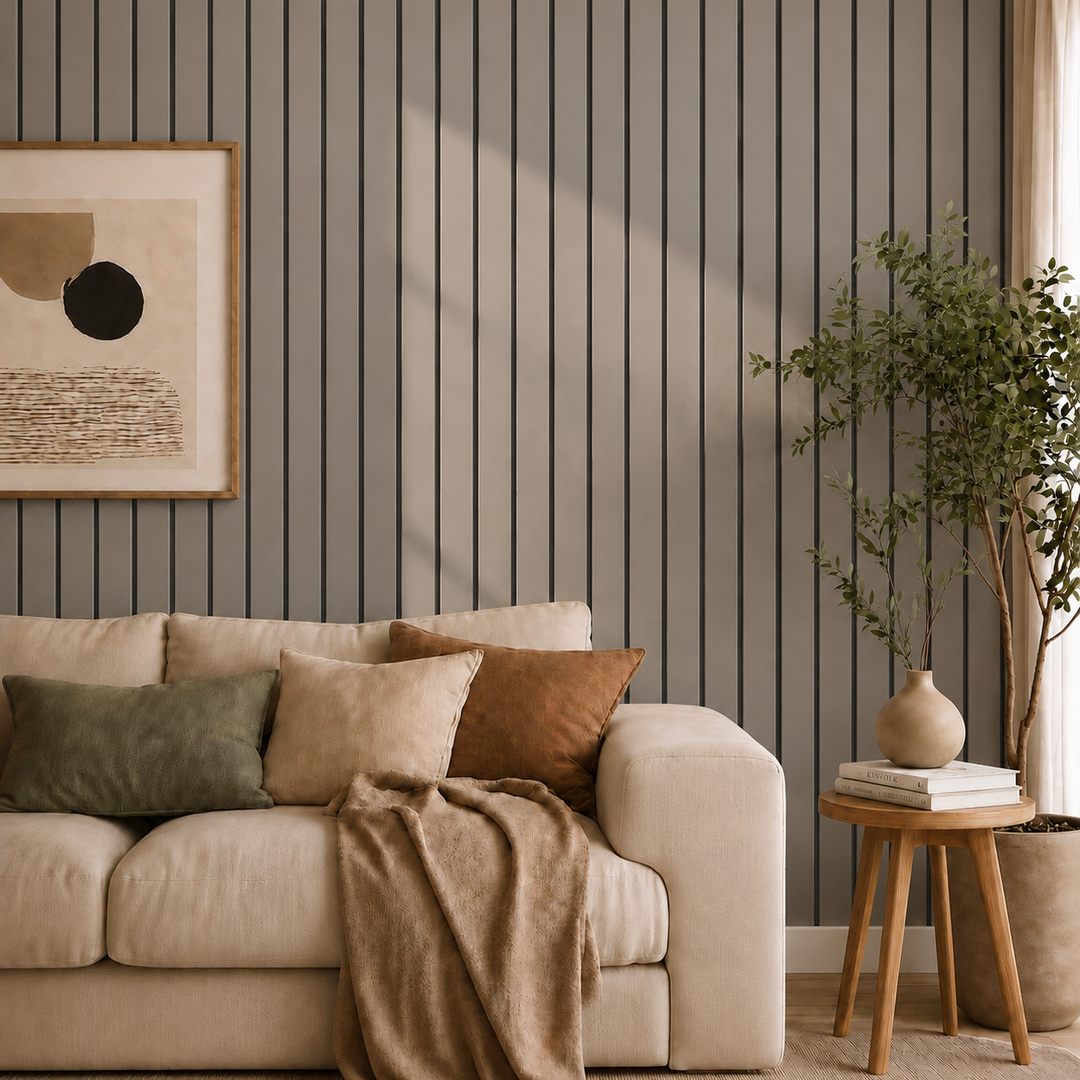 Taupegrijs lattenpaneel in de woonkamer achter een beige bank, schilderij en plant 25