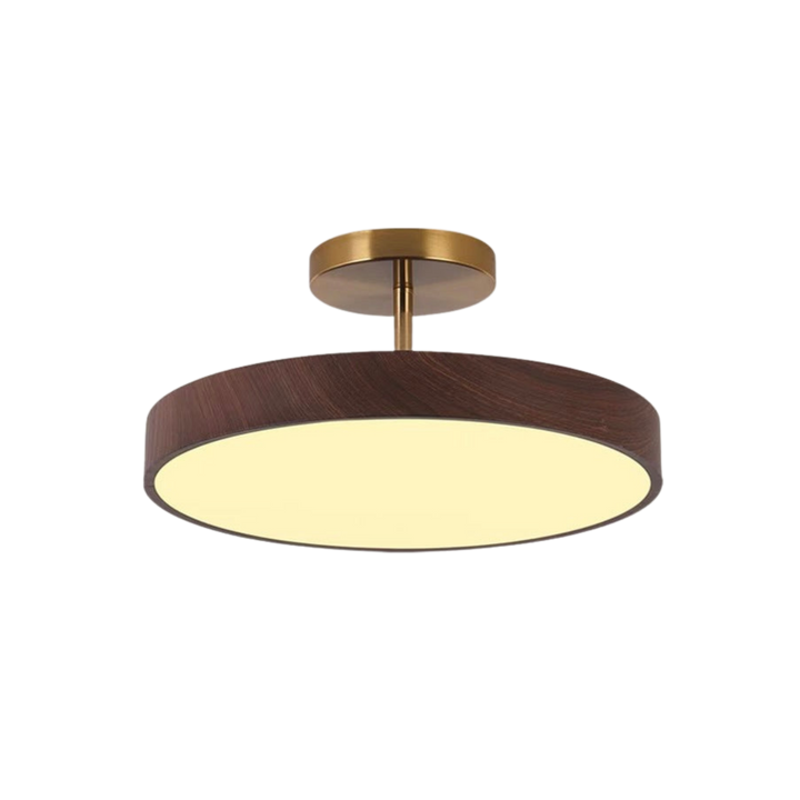 Ronde plafondlamp met donkere houtlook rand en gouden steun, brandend op een neutrale witte achtergrond. 2