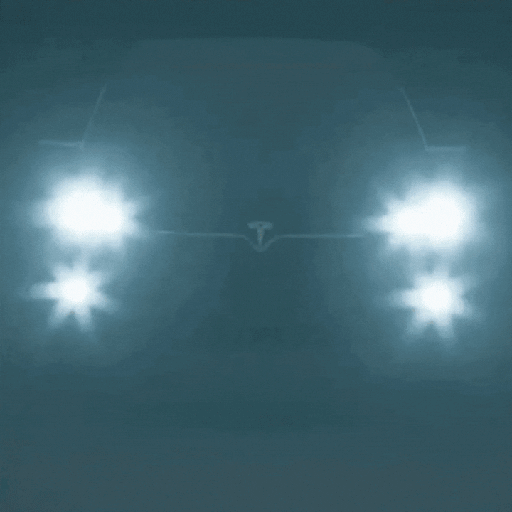 Voorkant van een auto in dikke mist waarvan de felle koplampen sterk uitstralen en schitteren in blauwgroen licht. 6