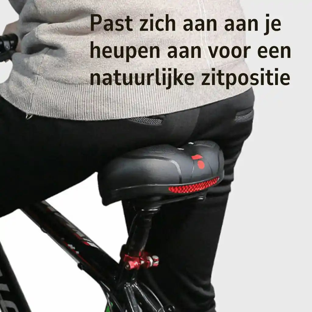 Zijaanzicht van een fietser op het zwarte zadel met rode reflector, in zwarte broek en grijze trui, met tekstoverlay. 6