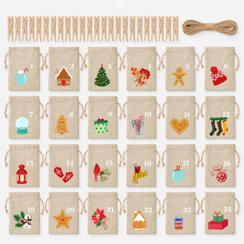 Overzicht van alle 24 genummerde jutezakjes met kerstprints, samen met een rij houten knijpers en een bol touw. 2
