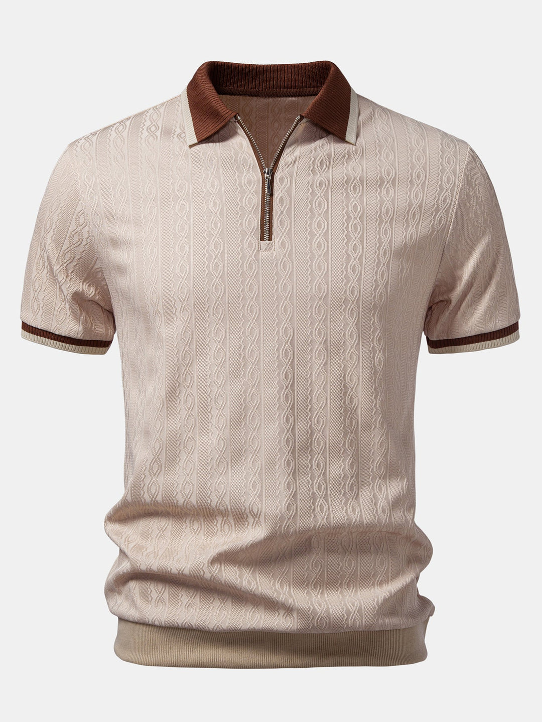 Voorkant van de beige polo met kwartrits, bruine kraag en gestreepte boordjes aan de mouwen, met reliëf in kabelmotief. 1