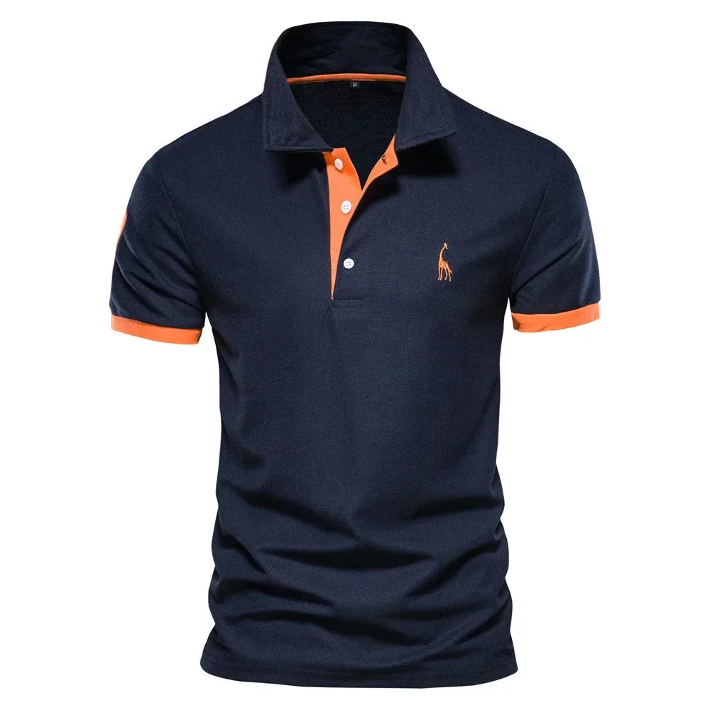 Marineblauw poloshirt met oranje kraagrand, oranje knoopstrook, oranje mouwboorden en geborduurde oranje giraf 1