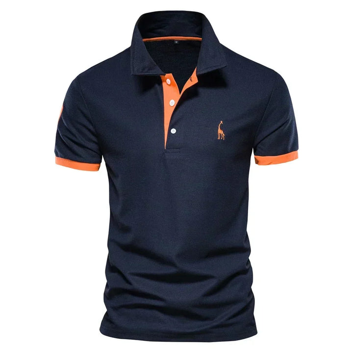 Marineblauw poloshirt met oranje kraagrand, oranje knoopstrook, oranje mouwboorden en geborduurde oranje giraf 1