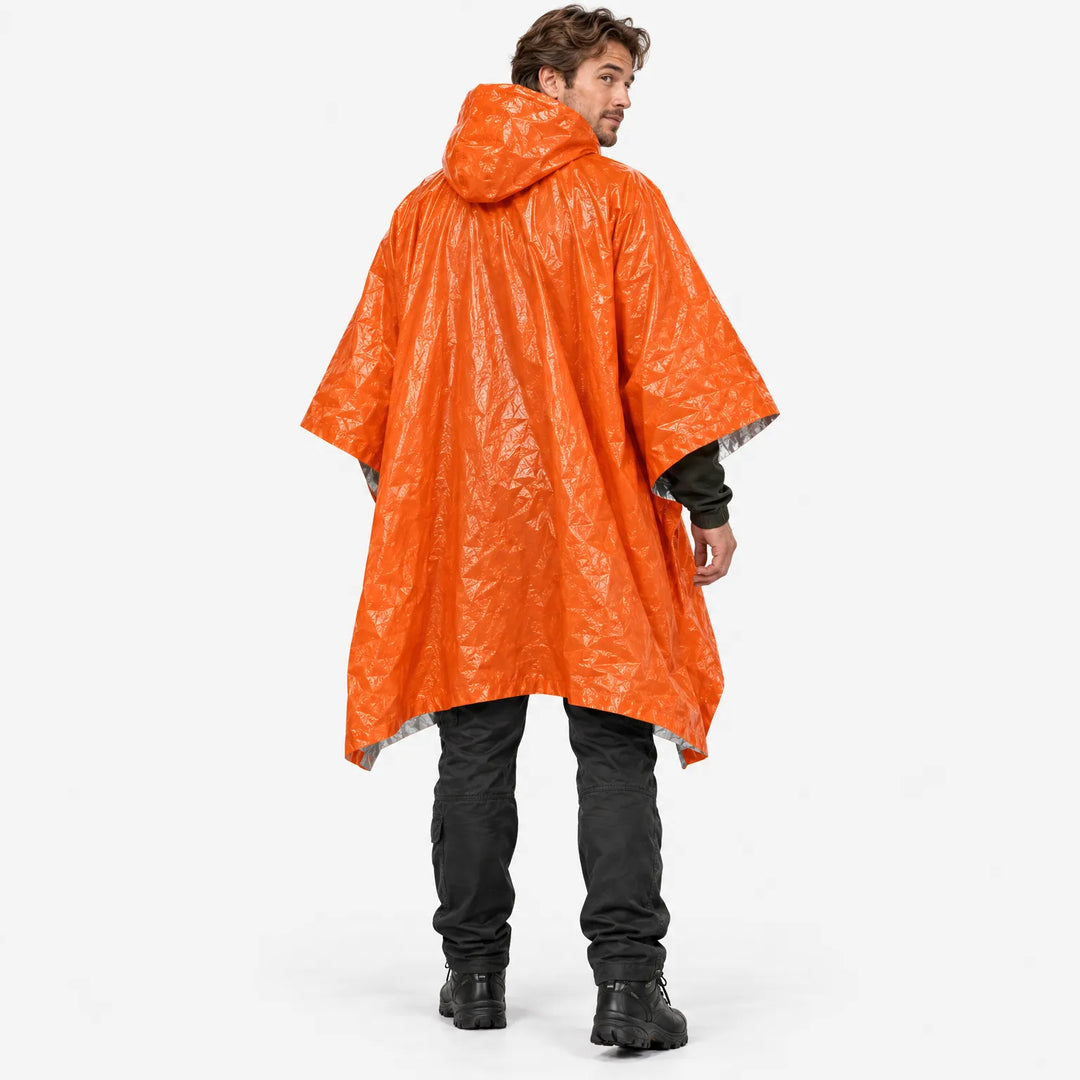 Man in oranje poncho met capuchon, van achteren gezien, kijkt over zijn schouder; de zilverkleurige binnenkant is bij de randen zichtbaar. 4