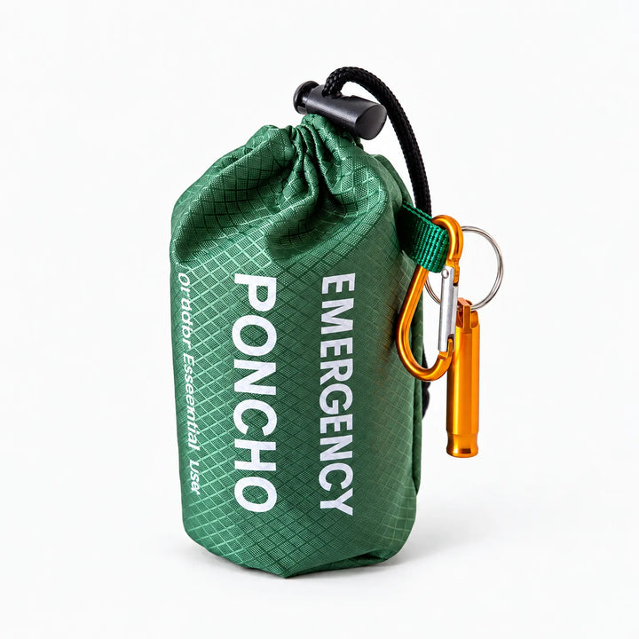 Groene opbergzak met trekkoord, oranje karabijnhaak en fluitje, vrijstaand op een witte achtergrond. 6