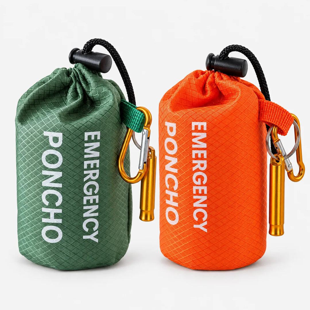 Een groene en een oranje opbergzak naast elkaar, elk met trekkoord, karabijnhaak en fluitje, op een lichte achtergrond. 8