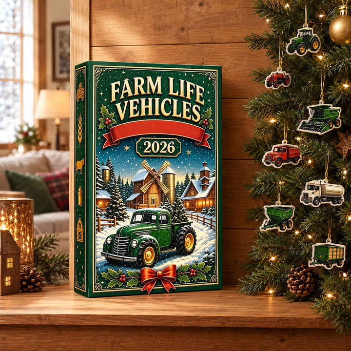 Groene adventskalenderdoos met winters boerderijtafereel naast een verlichte kerstboom met hangers in de vorm van tractoren en landbouwvoertuigen. 1