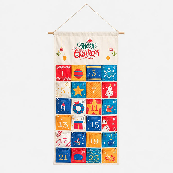 Adventskalender van stof met 24 vakjes in rood, blauw, geel en wit, aan een houten stok met touw, op effen achtergrond. 2